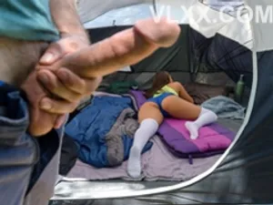 Lỡ nhìn thấy cặp vú căng hồng của cô bạn thân