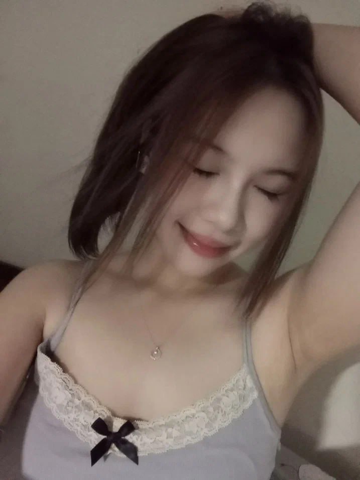 Cô gái ngực bự có khuôn mặt thanh tú, xinh đẹp và đầy vẻ dâm đãng. Bạn có thể tìm thấy một cô gái xinh đẹp với thái độ phục vụ tốt như thế ở đâu? Anh chàng mềm nhũn sau một lúc, cô gái không biết mệt mỏi bú cu khiến cậu em trai lại cương cứng